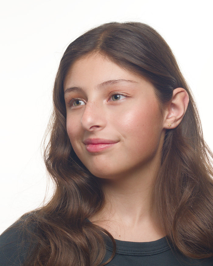 Brinley starfish earrings worn by a Latina tween model