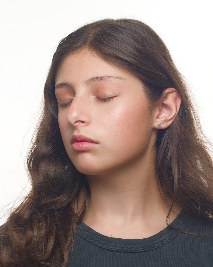 Caroline kitty earrings worn by a Latina tween model