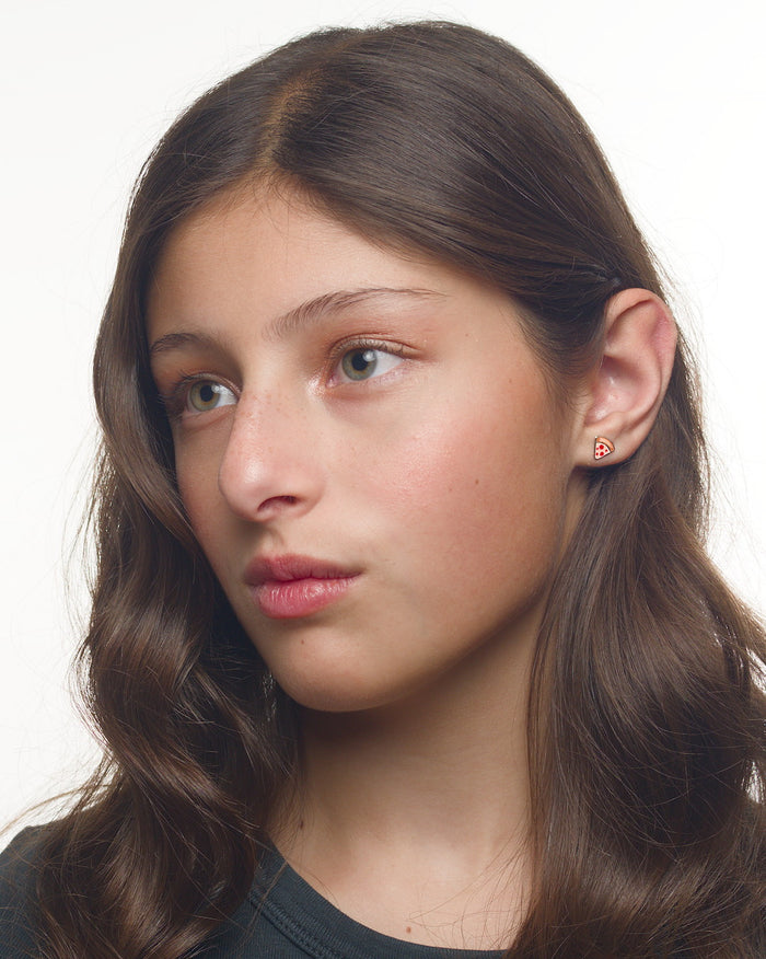Eleanor pizza earrings worn by a Latina tween model