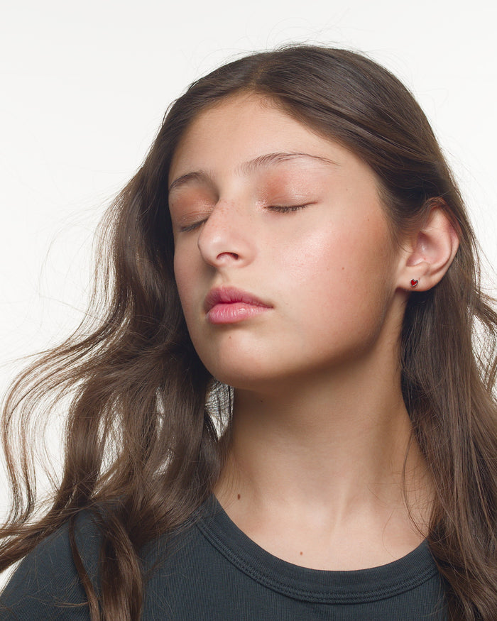 Katie red heart earrings worn by a Latina tween model