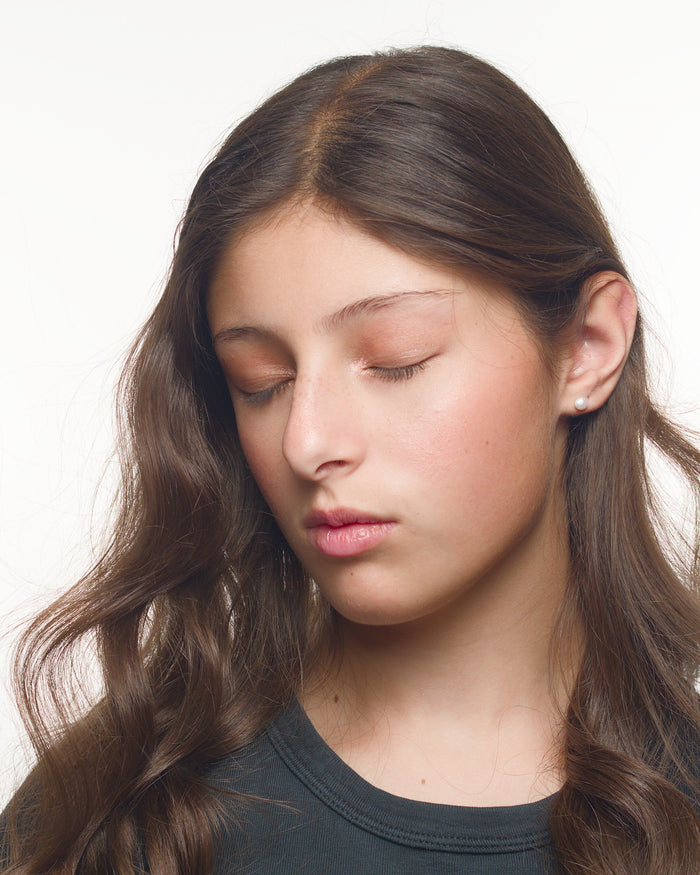 Nelly pearl earrings worn by a Latina model